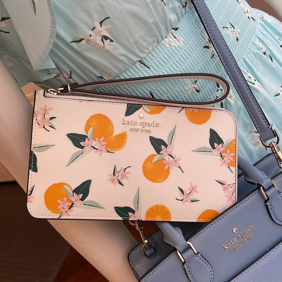 Kate Spade Lucy Orange Toss Printed Medium L-Zip Wristlet
Cream Multi
NWT - Picture 13 of 16